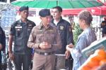 ท่านพล.ต.ท.ไตรรงค์ ผิวพรรณ ตามติดปฏิบัติการตรวจตลาดสี่มุมเมือง เจอต่างด้าวผิดกฎหมาย ลักลอบทำงาน-แย่งอาชีพคนไทย เพียบตามข่าว