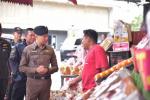 ท่านพล.ต.ท.ไตรรงค์ ผิวพรรณ ตามติดปฏิบัติการตรวจตลาดสี่มุมเมือง เจอต่างด้าวผิดกฎหมาย ลักลอบทำงาน-แย่งอาชีพคนไทย เพียบตามข่าว