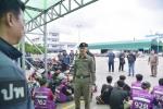 ท่านพล.ต.ท.ไตรรงค์ ผิวพรรณ ตามติดปฏิบัติการตรวจตลาดสี่มุมเมือง เจอต่างด้าวผิดกฎหมาย ลักลอบทำงาน-แย่งอาชีพคนไทย เพียบตามข่าว
